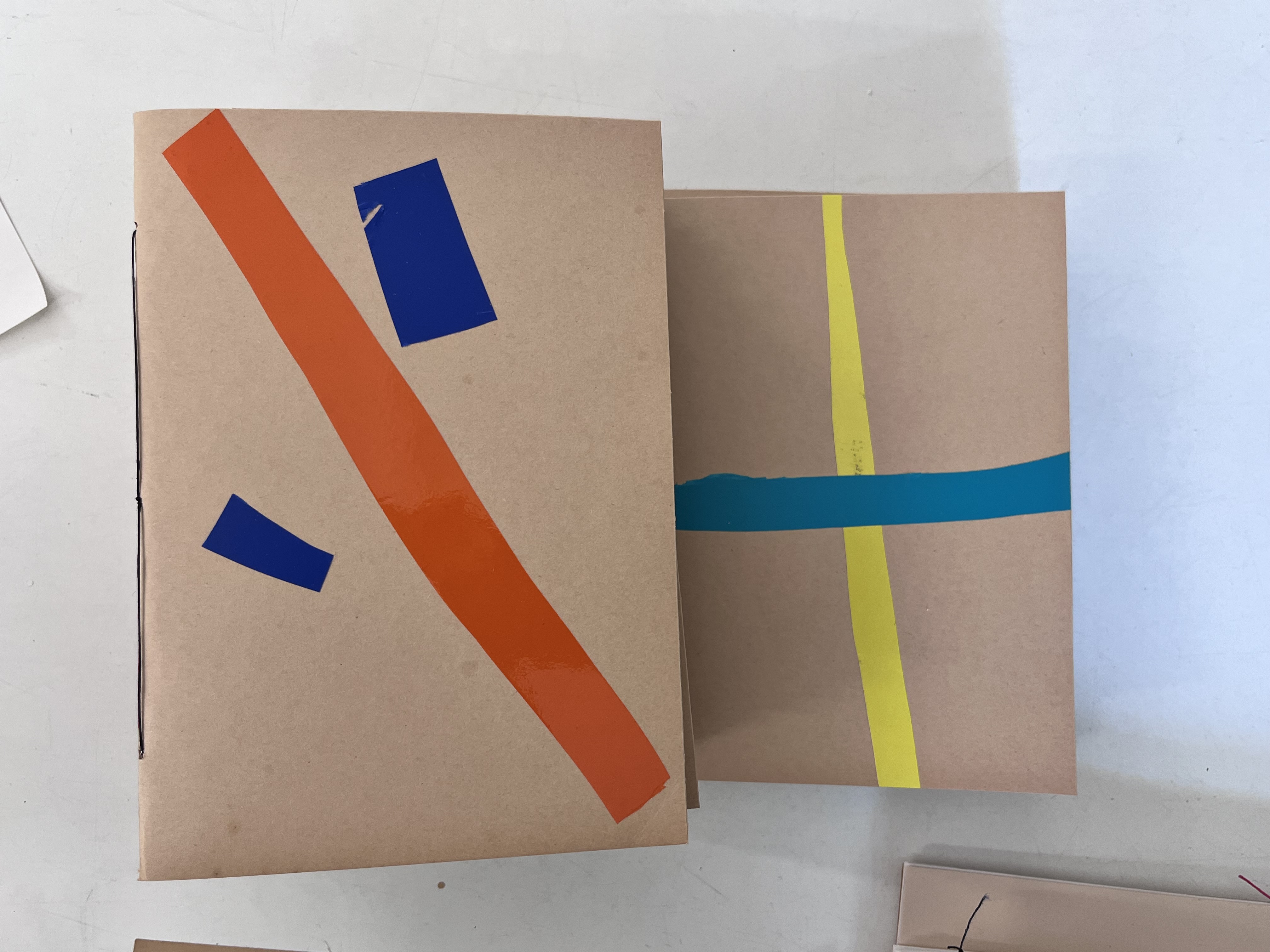 Carnets kraft, bandes adhésives