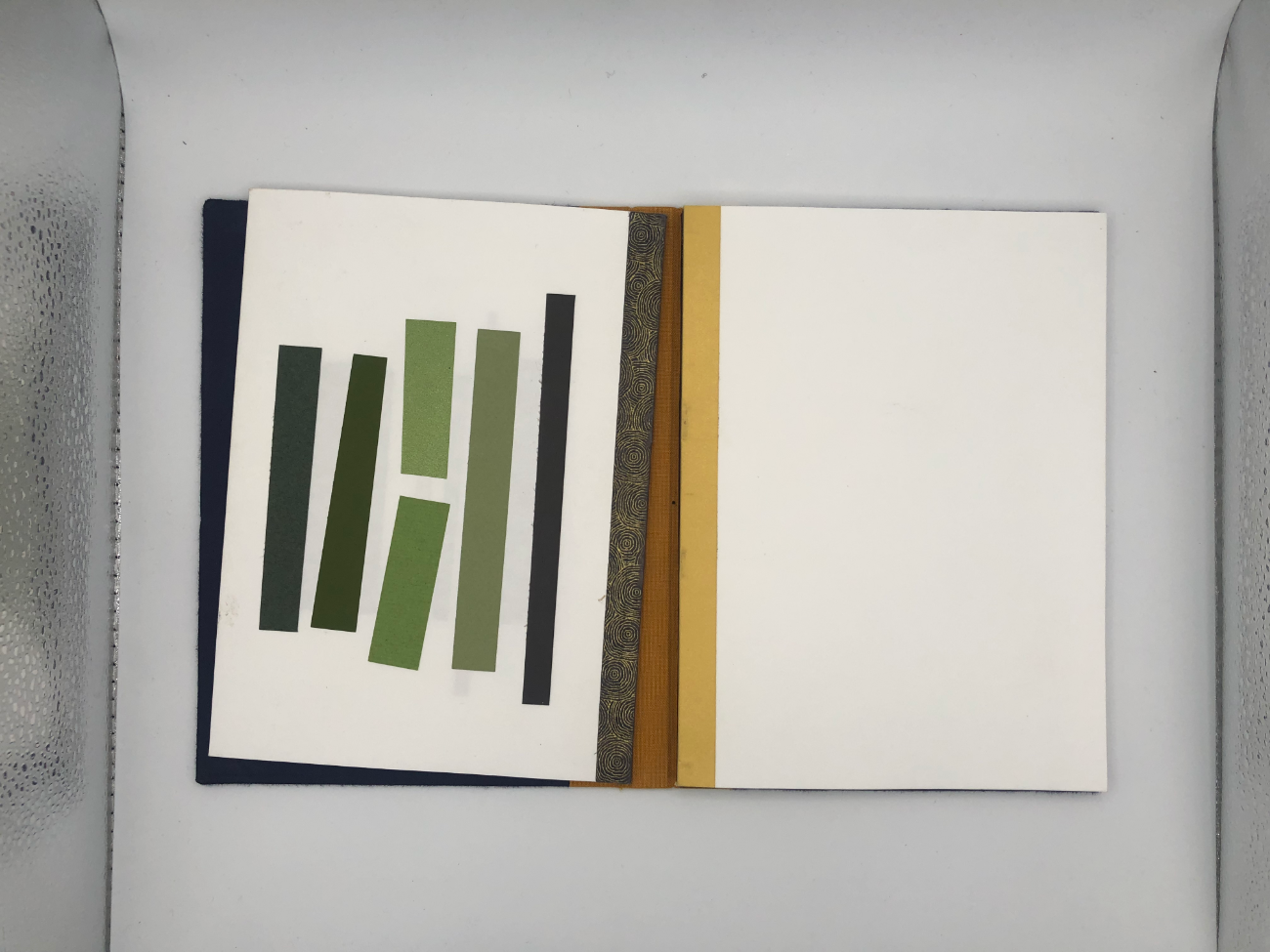 Carnet Flip Flap ouvert : un cahier en cours, bandes de papier vertes collées en page de gauche
