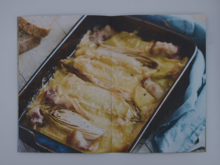 Double page pleine : chicons au gratin dans un plat sombre