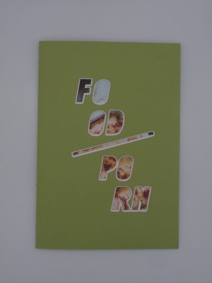 F##D P#RN, couverture vert olive : les lettres évidées laissent voir les chicons