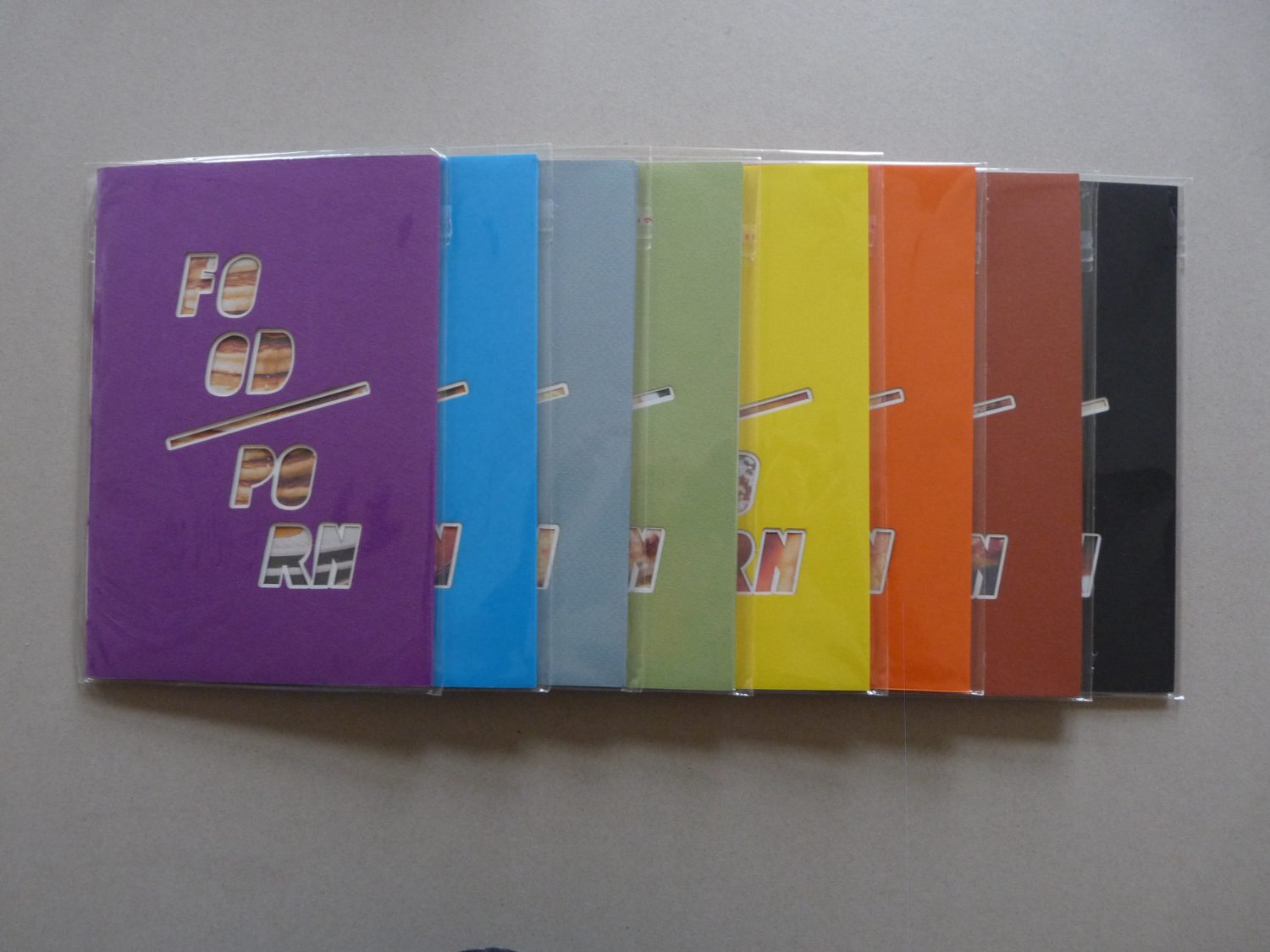 Le fonds F##D P#RN : les huit exemplaires en éventail sous pochette, une couleur par plat