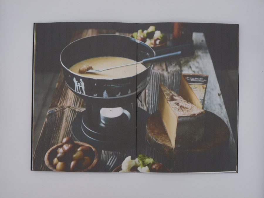 Double page pleine : caquelon de fondue au fromage sur une table en bois